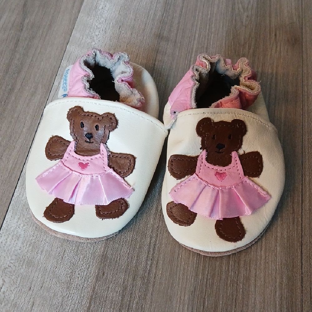 Robeez Cream and Pink Bear Design Slippers Size 0-6 Months
